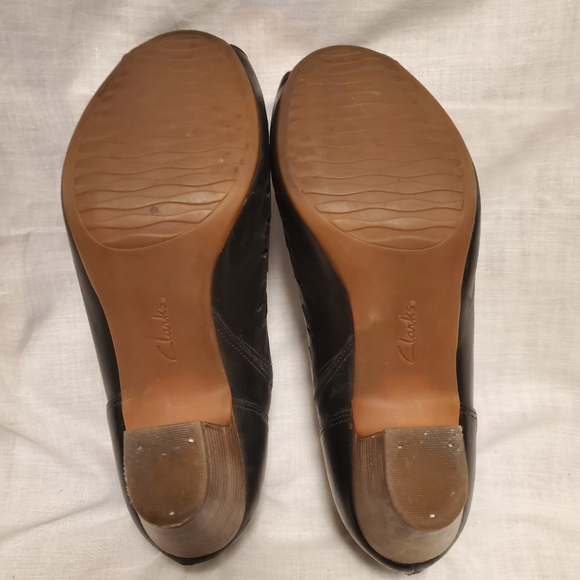 Clarks Artsian Black Leather Peeptoe Booties Lazer Cut 3.25 Stacked Heel Sz 9 - Picture 4 of 8